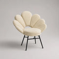 Poltrona imbottita in tessuto bouclé beige con struttura in acciaio nero 75x75x80 cm schienale a petali