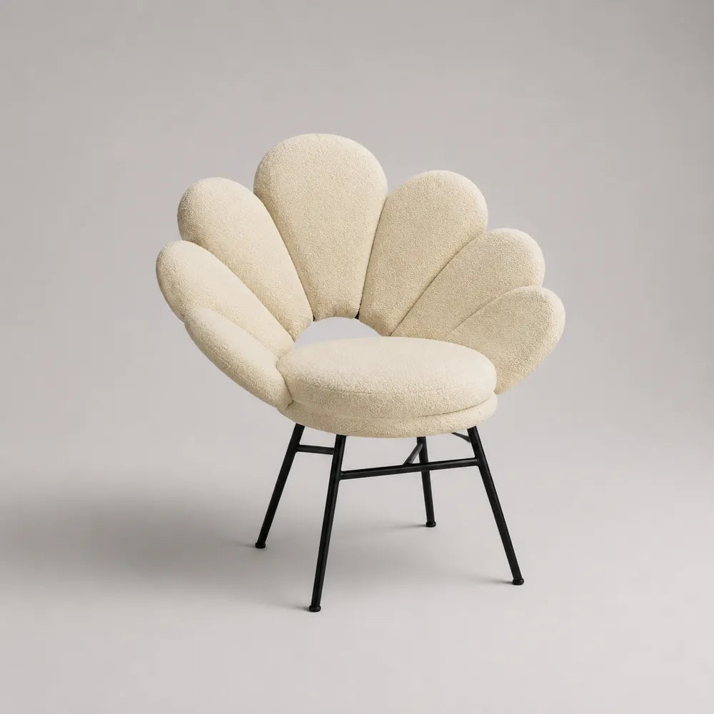 Poltrona imbottita in tessuto bouclé beige con struttura in acciaio nero 75x75x80 cm schienale a petali