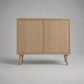 Credenza rettangolare in MDF effetto rovere con 2 ante scanalate e gambe in legno 120 x 40 x 80 cm