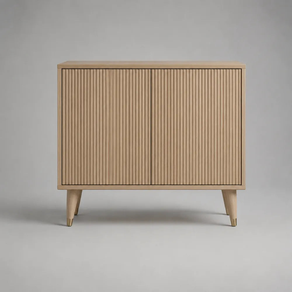 Credenza rettangolare in MDF effetto rovere con 2 ante scanalate e gambe in legno 120 x 40 x 80 cm